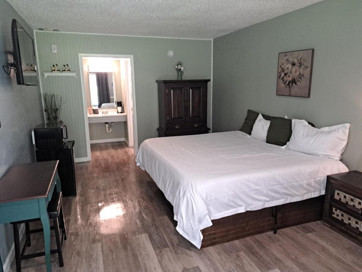 Blue Sky Inn- Complimentary Happy Hour Th-Sun, Veteran Owned, Full Breakfast, Best Green Space, 1 Mile From Blue Ridge, Fire Pit Exterior photo